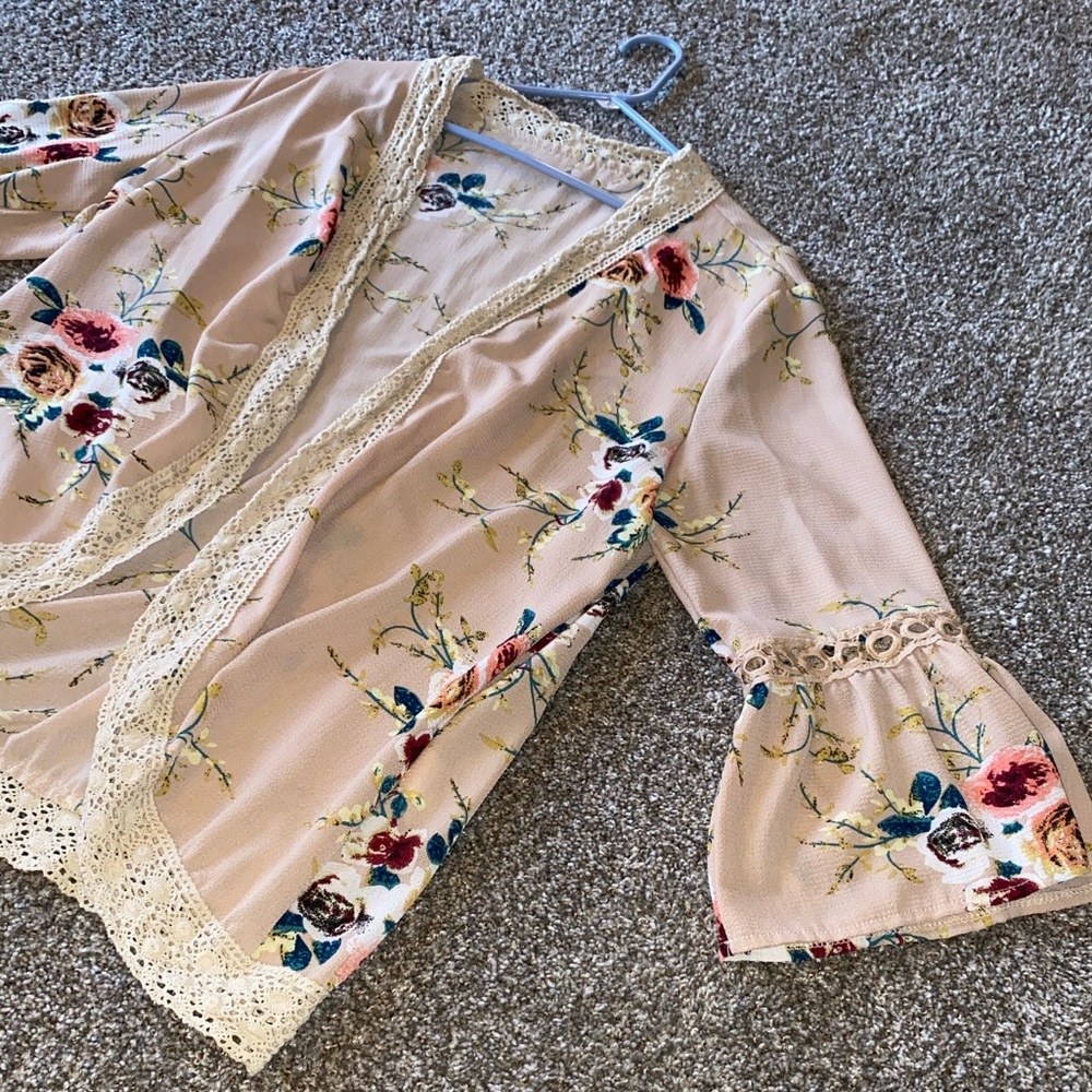 💜 2/$25 Beige Floral Kimono - Picture 5 of 6